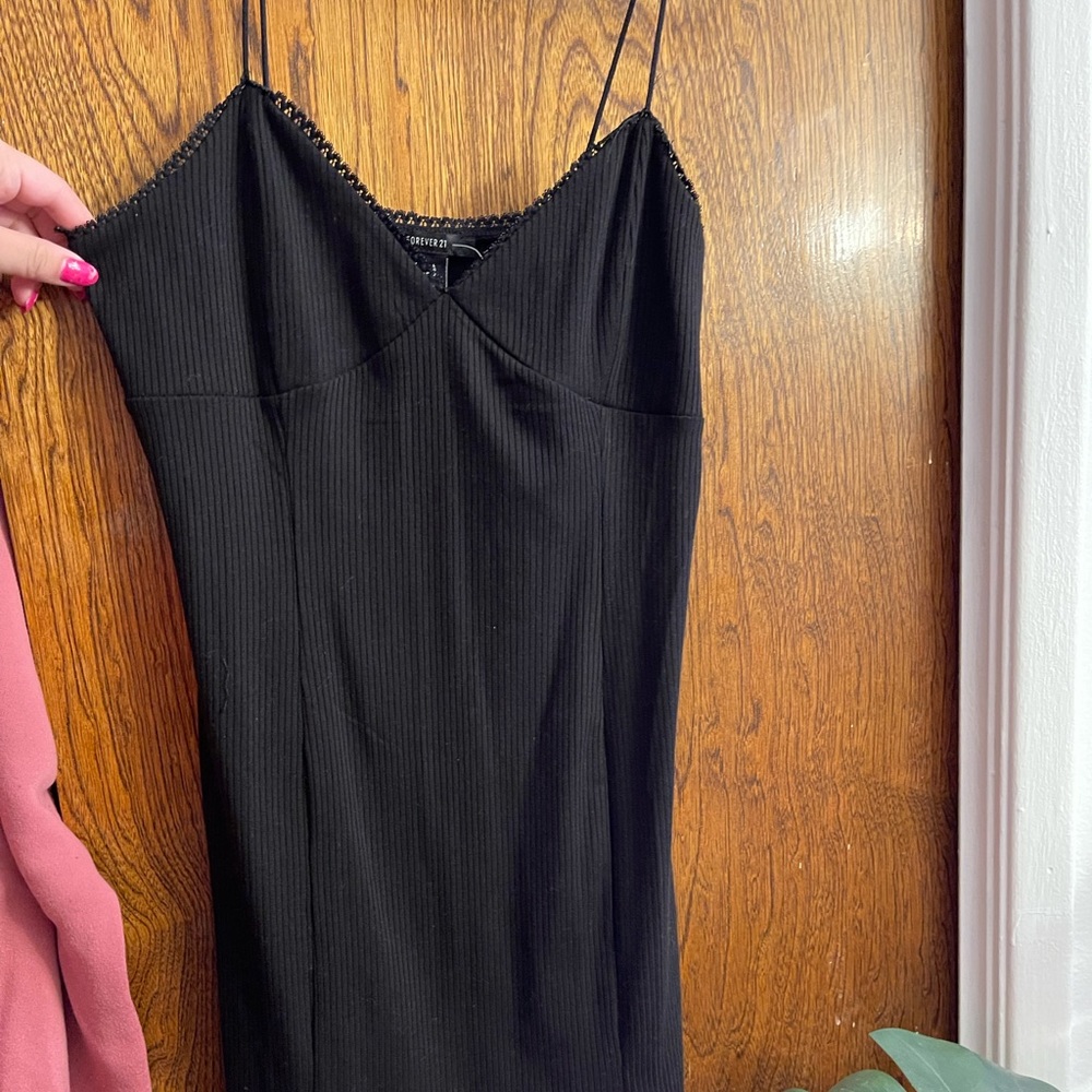 Ribbed black dress with slit.